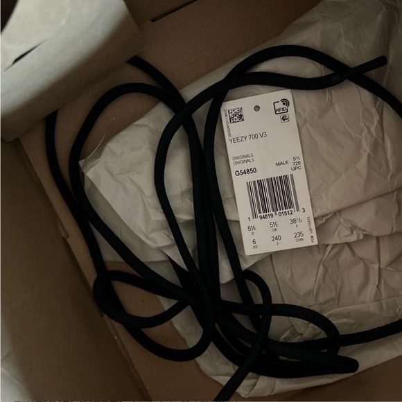 YEEZY 700 V3 - Picture 5 of 5